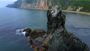 从上面查看大kekura两兄弟在海中央以青山为背景18秒视频