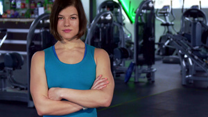 健身房有肌肉的女性肖像10秒视频