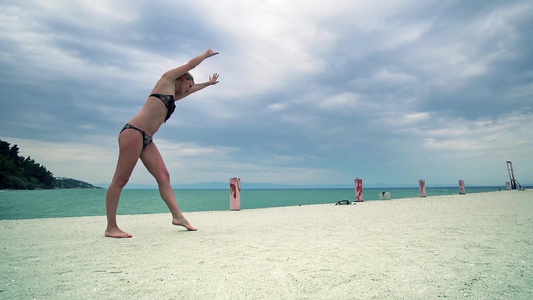 适合女性在岸上做体操运动视频