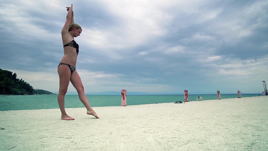 适合女性在海边做体操运动慢动作视频
