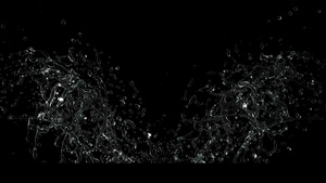 在黑色背景4k处缓慢运动的水喷洒和飞行滴滴10秒视频