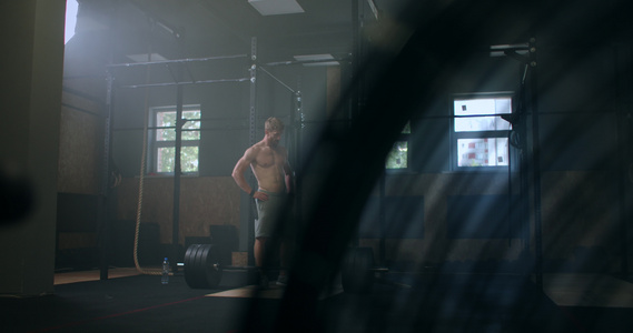 年轻的运动高加索男子在锻炼慢动作前在健身房更衣室换上视频