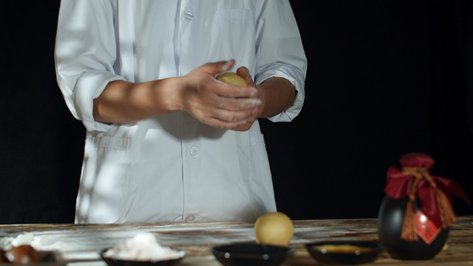 4k实拍传统节日手工制作月饼视频