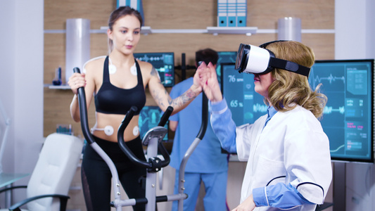 女科学家具有用于体育计量的虚拟现实观目镜视频