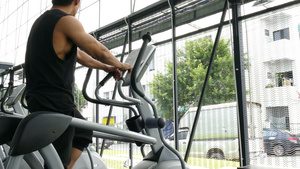 年轻的肌肉男在健身中心锻炼亚洲运动员在健身房的椭圆10秒视频