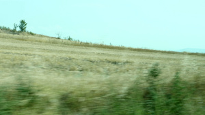 穿越农村地区的一日公路之旅左侧车窗上的自然景观28秒视频