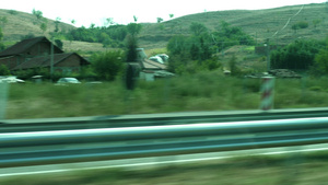 穿越农村地区的一日公路之旅左侧车窗上的自然景观13秒视频