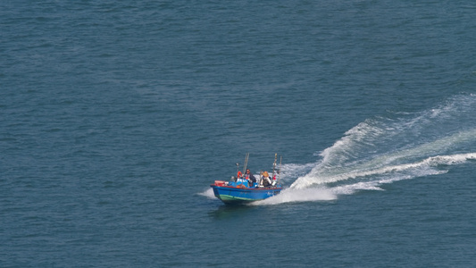 在环太岛附近的海湾上超速的机动艇视频