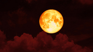 月亮在夜空升起红云飘过14秒视频