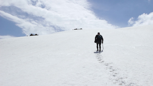 山羊人用冰斧在山上下雪视频
