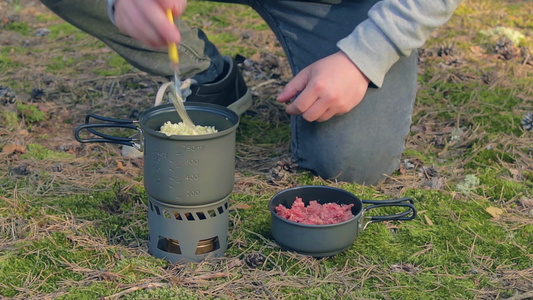 山上徒徒徒在森林里用罐头煮饭做意面视频