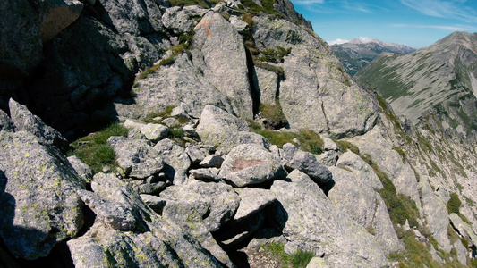 徒步远足和爬上岩石山极端运动视频