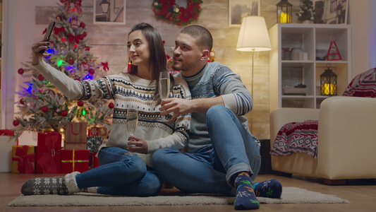 圣诞日一对可爱的情侣喝香槟视频