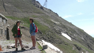 两名女性徒步旅行者在比利牛斯山24秒视频