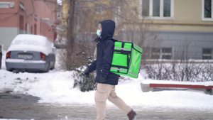 外卖员在冬天带着背包送食物9秒视频