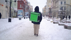 外卖员在冬天带着背包送食物11秒视频
