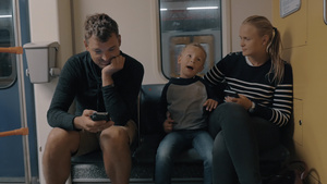 家庭在地下火车上骑车53秒视频