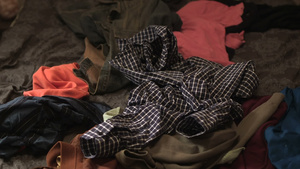 衣服被扔在床上的一堆衣服上15秒视频