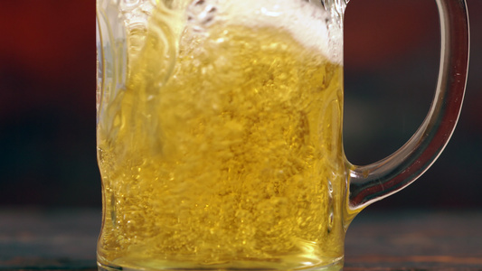 装满啤酒或啤酒的玻璃杯杯视频
