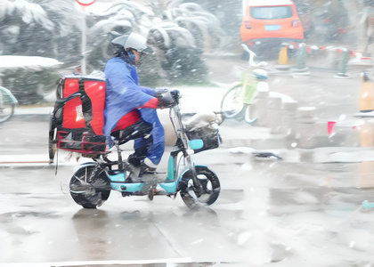 寒冷冬季马路骑电动车的外卖人员视频