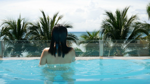 亚洲女人在游泳池看海景11秒视频