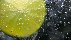 口渴的概念气泡水柠檬片11秒视频