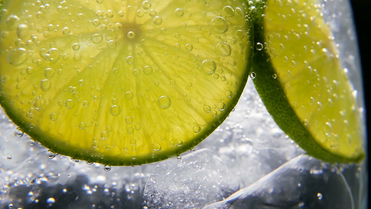 排毒或口渴的概念健康饮食营养冷柠檬水酸橙饮料黑色背景视频