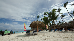 热带沙滩带彩色长年和太阳雨伞15秒视频