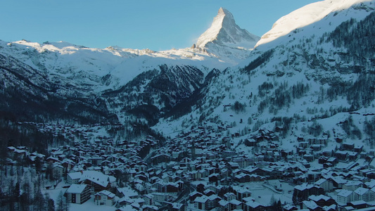 雪马特村和山丘在冬天早上苏斯阿尔卑斯山威采兰空中观察视频