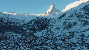 泽马特村和小山丘在阳光明媚的冬天清晨苏斯阿尔卑斯山17秒视频