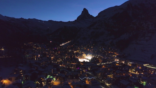日落之夜的泽马特市和物质山峰苏斯阿尔卑斯山威兹兰空中视频