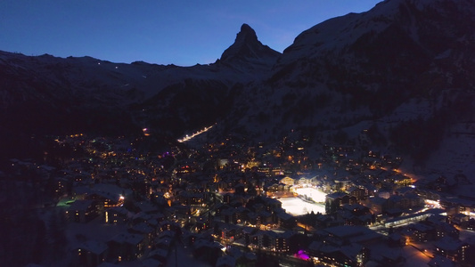 泽尔马特村和物质角山在冬天的夜晚黄昏苏威采兰空中观察视频