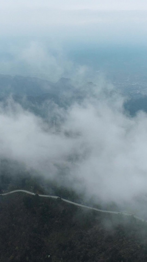 山区山路云海航拍县城大景46秒视频