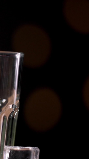 杯中倒酒泡沫溢出酒杯38秒视频