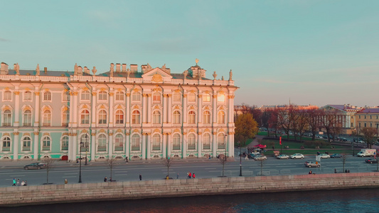 在日落时从空中俯瞰圣彼得堡市中心令人难以置信的美丽视频