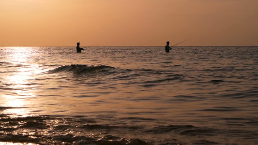 在日落时间旋转时鱼夫在运动中抛光脚影传统的亚洲人占领视频