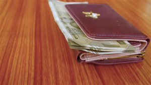 五百500卢比钞票棕色钱包皮包在木制桌子上11秒视频
