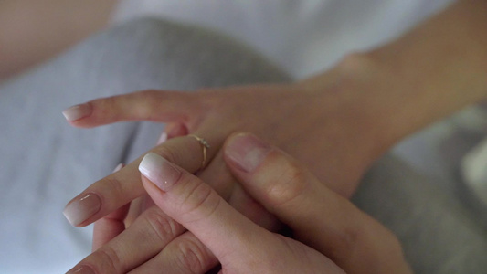 年轻女子戴上她的指头珠宝戒指戴钻石豪华昂贵的求婚戒指视频