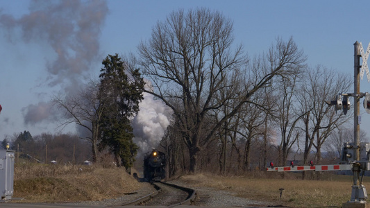 古董恢复了蒸汽发动机和客车用烟气和蒸汽接近视频