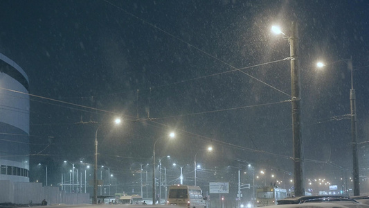 夜晚寒冬大雪天气行驶在道路的公共交通视频