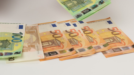 两只女性手在白色背景上数了一百欧元纸钞视频