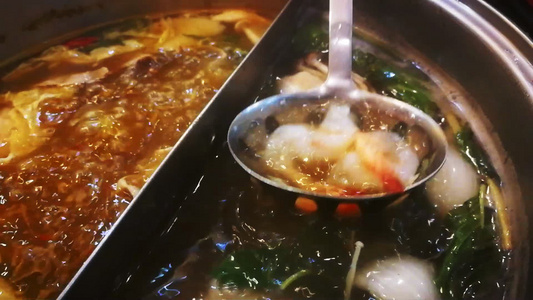 在一个有肉类和蔬菜的汤壶里用慢动视频煮虾视频