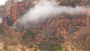 美国犹他州锡安峡谷的红色陡峭悬崖17秒视频