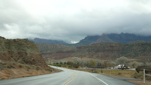 在美国犹他州锡安峡谷的公路旅行13秒视频