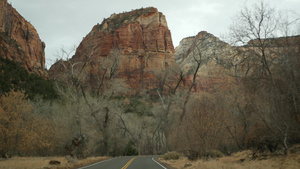 公路旅行在美国犹他州锡安峡谷驾驶汽车在美国搭便车旅行10秒视频