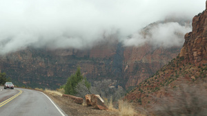 公路旅行在美国犹他州锡安峡谷驾驶汽车10秒视频