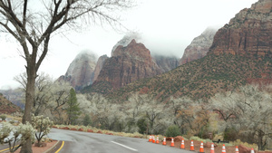 公路旅行在美国犹他州锡安峡谷驾驶汽车14秒视频