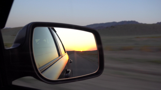汽车侧面镜子的风景视频