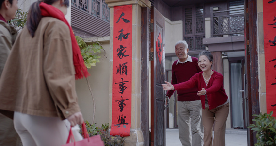 春节回家探望祖父祖母的一家三口视频