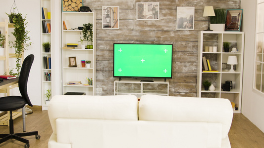 绿色屏幕电视在一个明亮和光亮的客厅中视频